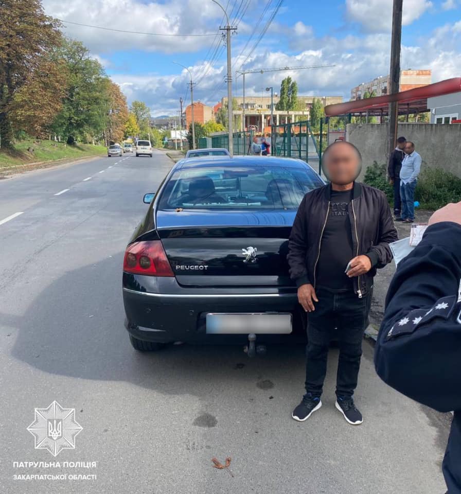 Намагався відкупитись: в Ужгороді патрульні затримали водія, що пропонував хабаря