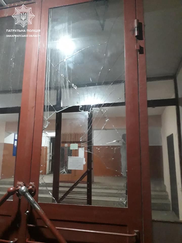 Розбили скло на дверях й поїхали на BMW у невідомому напрямку: що сталося в Ужгороді