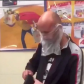 Чоловік одягнув у супермаркеті пакет замість маски і став зіркою соцмереж