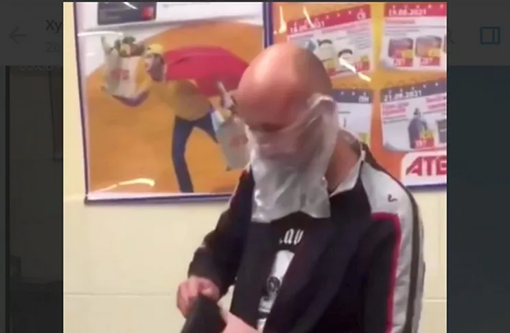 Чоловік одягнув у супермаркеті пакет замість маски і став зіркою соцмереж