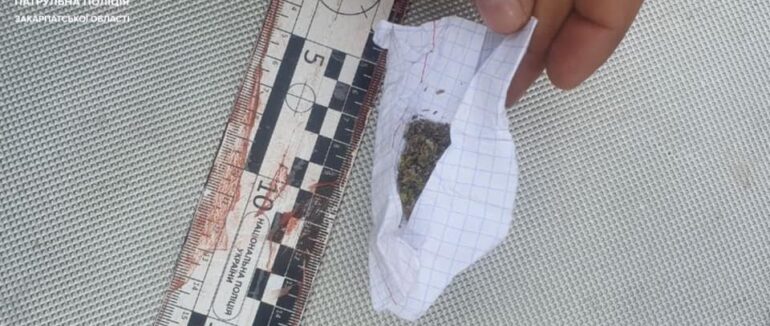 В Ужгороді у центрі міста патрульні затримали закладчика наркотиків