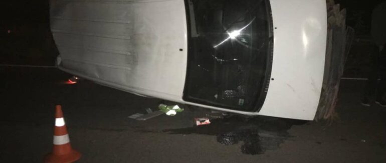В Ужгороді п’яний водій скоїв ДТП: автомобіль перекинувся