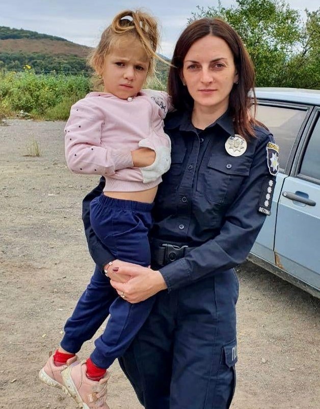У Великому Березному на підприємстві знайдено маленьку дівчинку: поліція шукає батьків