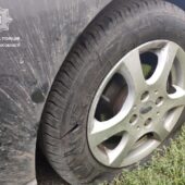 Порізав колеса на автівці: в Ужгороді патрульні затримали неповнолітнього