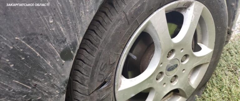 Порізав колеса на автівці: в Ужгороді патрульні затримали неповнолітнього