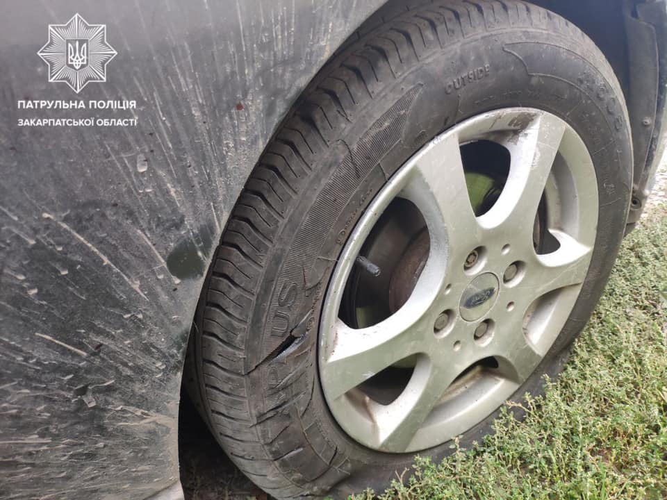 Порізав колеса на автівці: в Ужгороді патрульні затримали неповнолітнього
