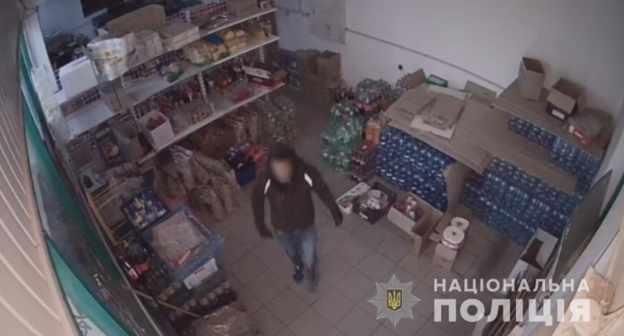 Вдерся посеред ночі до магазину та викрав 30 тисяч: на Тячівщині затримали грабіжника