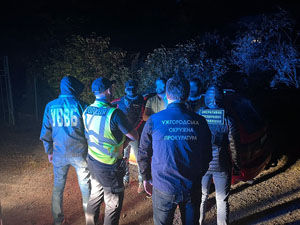 16 тисяч гривень хабарю за переправлення нелегалів до ЄС: біля закарпатського кордону затримали пакистанців