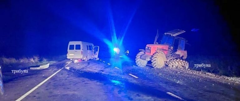 Нічна аварія поблизу Ужгорода: автобус врізався в трактор