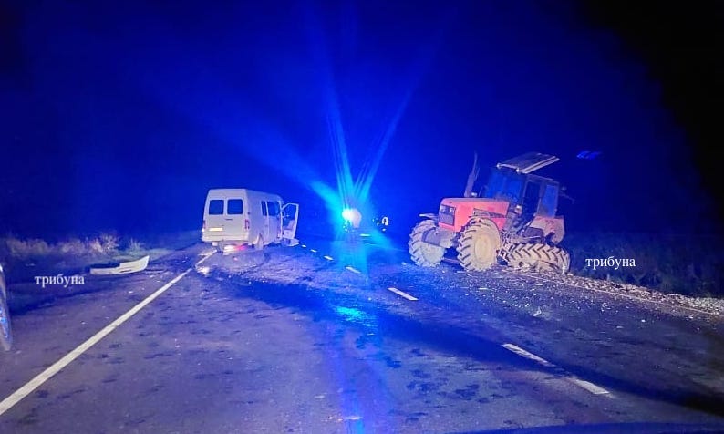 Нічна аварія поблизу Ужгорода: автобус врізався в трактор