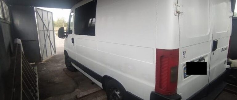 Позбувся машини: на Закарпатті через кордон чоловік намагався перевезти понад 850 пачок сигарет