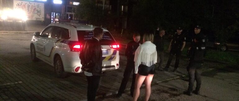 Зірвав дорогоцінний ланцюжок з шиї дівчини: в Ужгороді затримали грабіжника