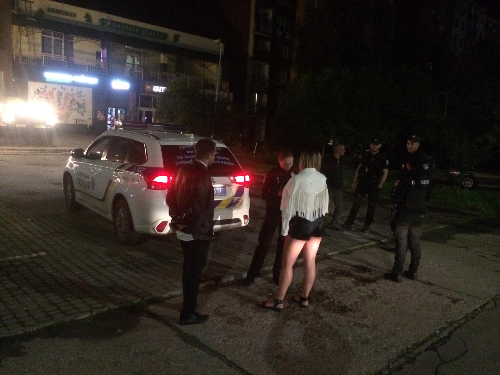 Зірвав дорогоцінний ланцюжок з шиї дівчини: в Ужгороді затримали грабіжника