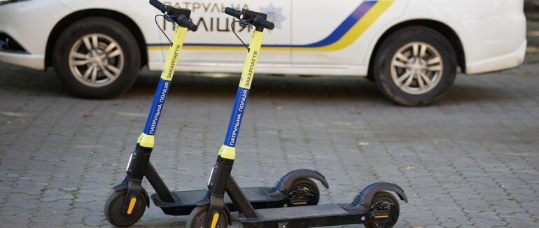 Ужгородські поліцейські патрулюватимуть місто на електросамокатах
