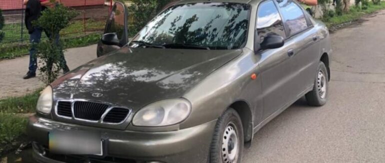 Невдало виїхала заднім ходом: в Ужгороді водійка вчинила ДТП та втекла з місця події