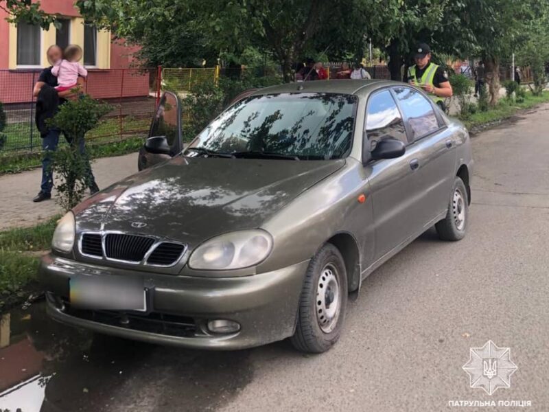 Невдало виїхала заднім ходом: в Ужгороді водійка вчинила ДТП та втекла з місця події