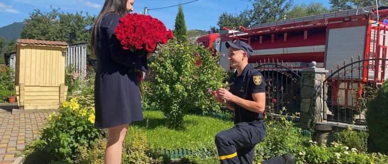 Пожежна LoveStory: на Хустщині рятувальник ДСНС освідчився своїй коханій