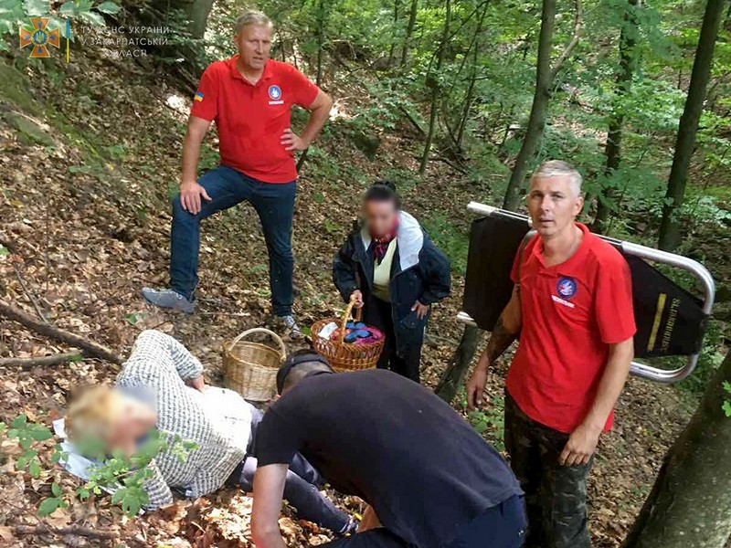 В лісовому масиві на Ужгородщині жінка впала з урвища