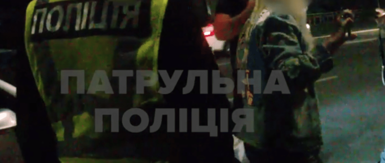 В Ужгороді затримали агресивного чоловіка та жінку, остання вдарила поліцейську