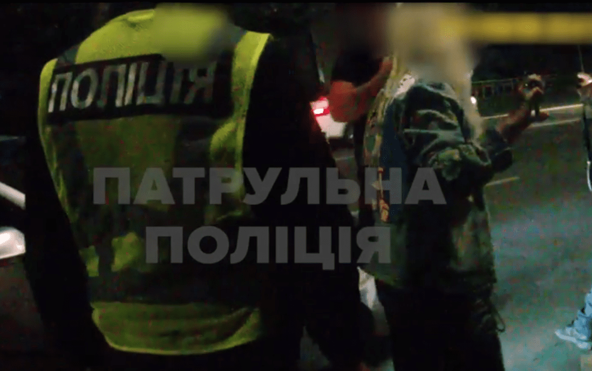 В Ужгороді затримали агресивного чоловіка та жінку, остання вдарила поліцейську