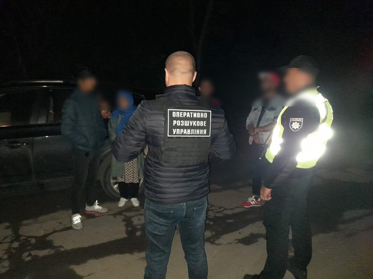 Возив нелегалів до кордону: на Закарпатті киянина взяли під варту