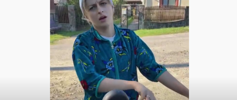 Закарпатка купила мотоцикл та оприлюднила гумористичне відео