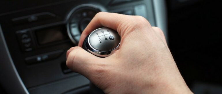 Невдовзі водіїв в Україні штрафуватимуть за їзду на “механіці”