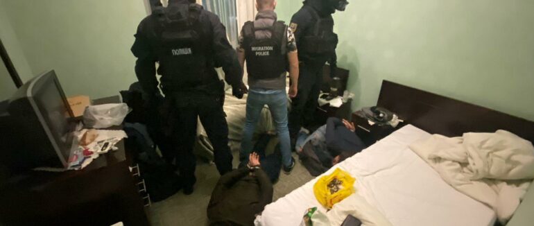 Переховувались у готелі: на Закарпатті за добу знайшли 15 нелегальних мігрантів