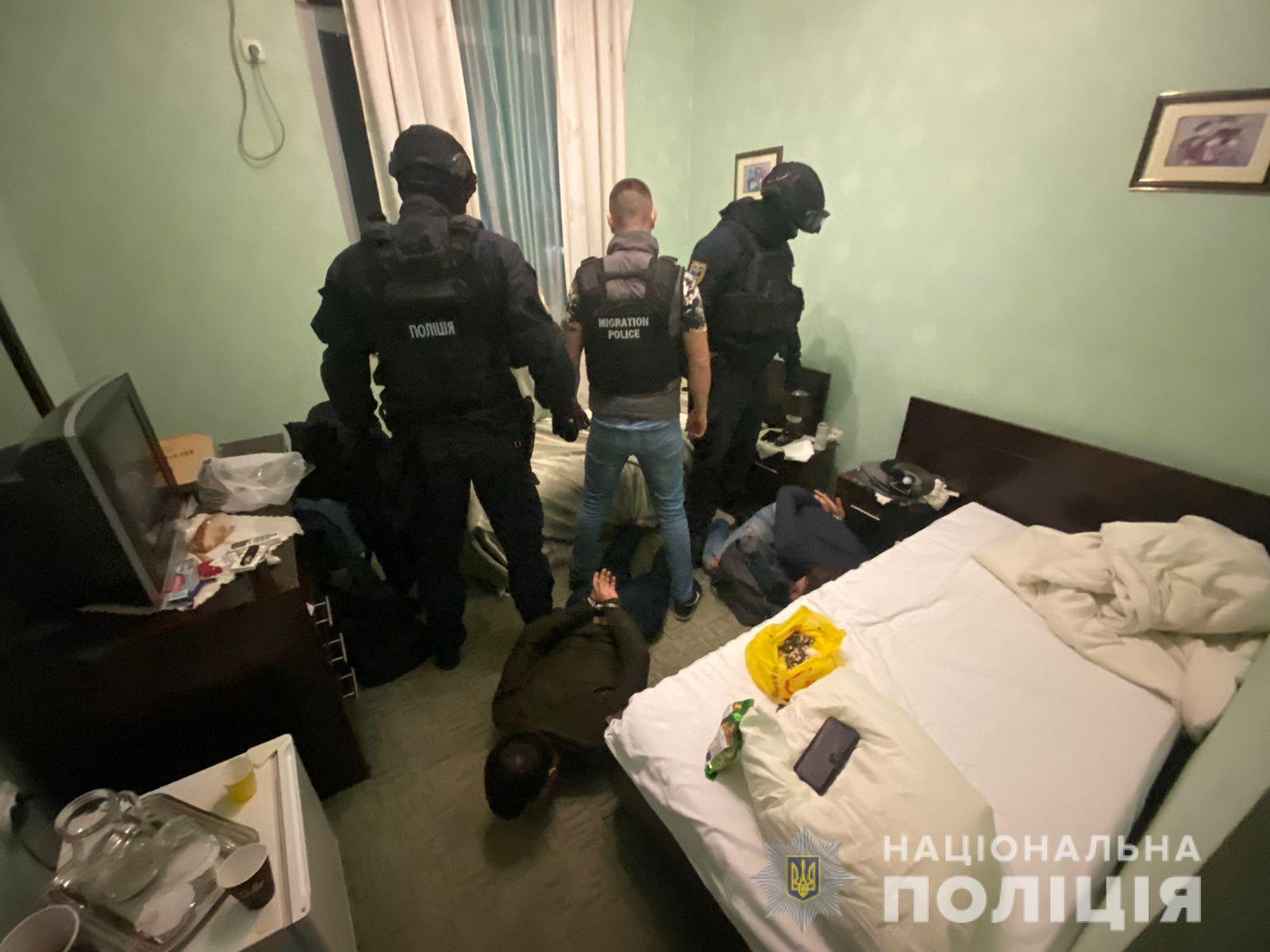 Переховувались у готелі: на Закарпатті за добу знайшли 15 нелегальних мігрантів