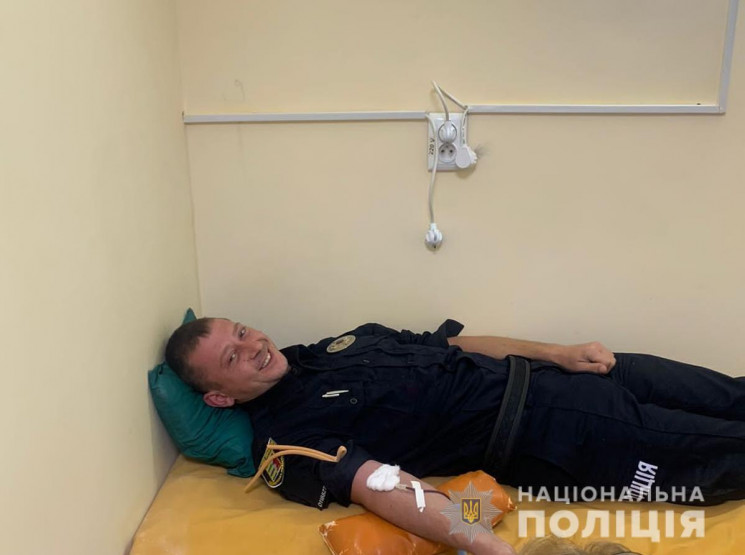 На Тячівщині поліцейський став донором крові для важкохворого хлопця
