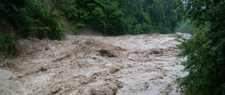 Проїзд майже не можливий: на Міжгірщині внаслідок зливи пошкоджено дорогу