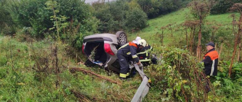 Серйозна аварія на Мукачівщині: рятувальники деблокували водійку з авто