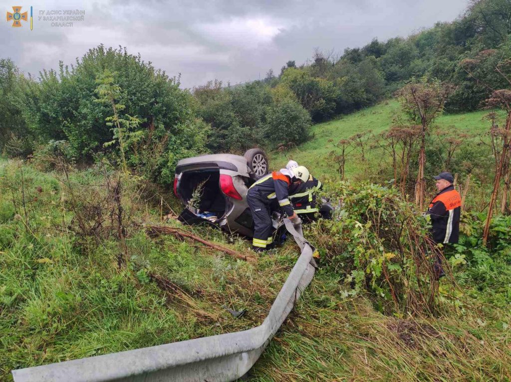 Серйозна аварія на Мукачівщині: рятувальники деблокували водійку з авто