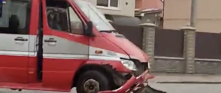 В Мукачеві відбулась аварія за участі мікроавтобуса