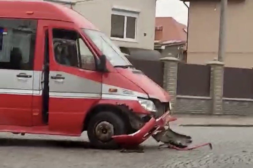 В Мукачеві відбулась аварія за участі мікроавтобуса
