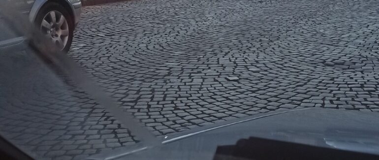 Ранкова ДТП у центрі Мукачева: легковий зіштовхнувся з мотоциклістом