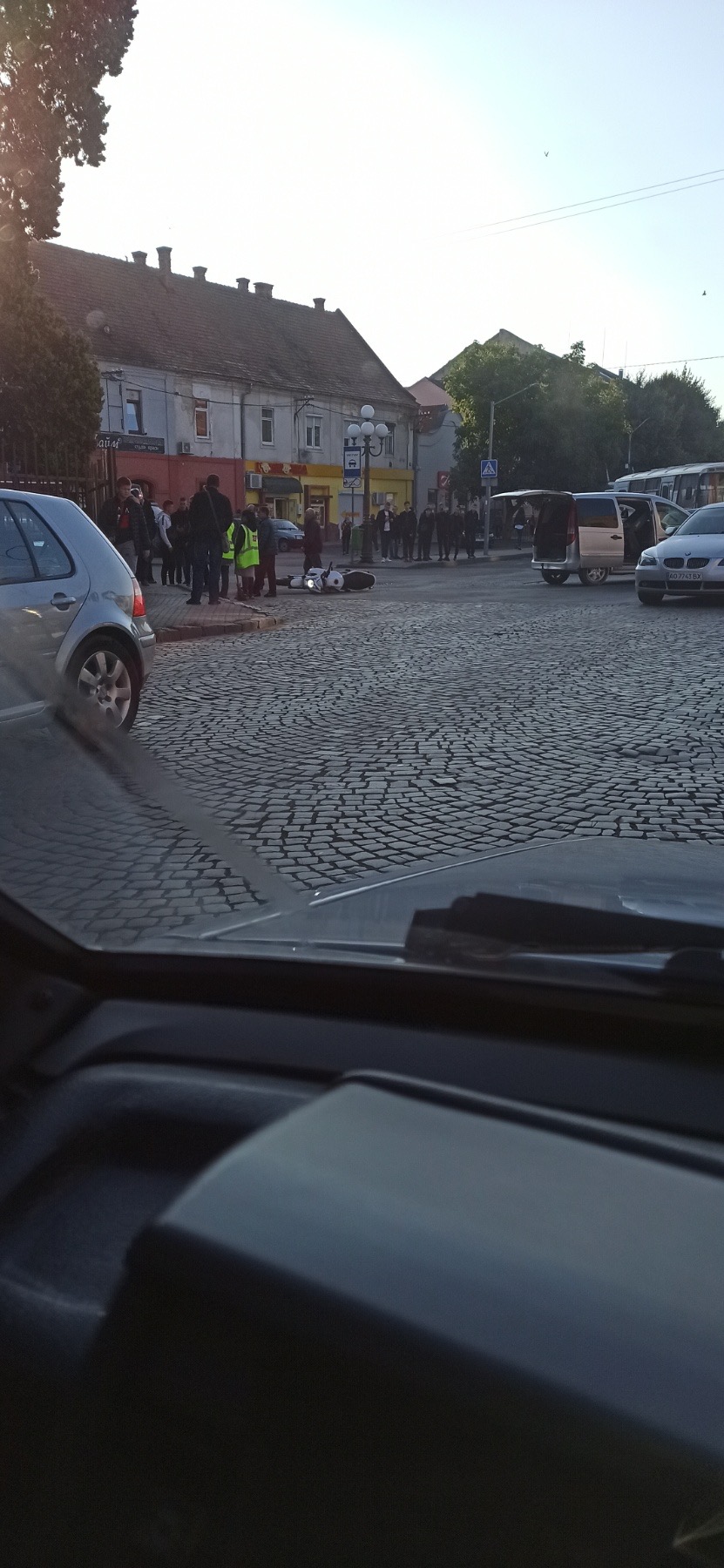 Ранкова ДТП у центрі Мукачева: легковий зіштовхнувся з мотоциклістом