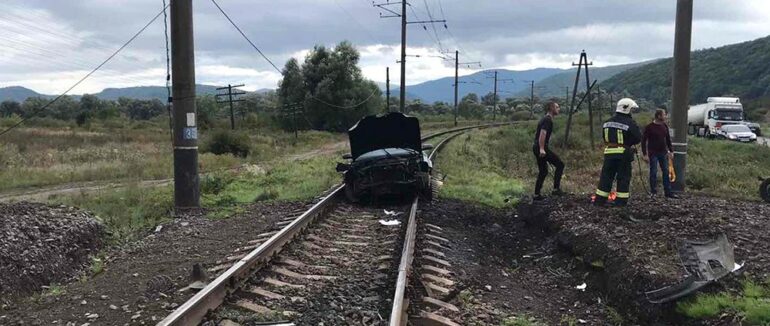 Подробиці ДТП на Ужгородщині: легковик заблокував рух на залізничному переїзді