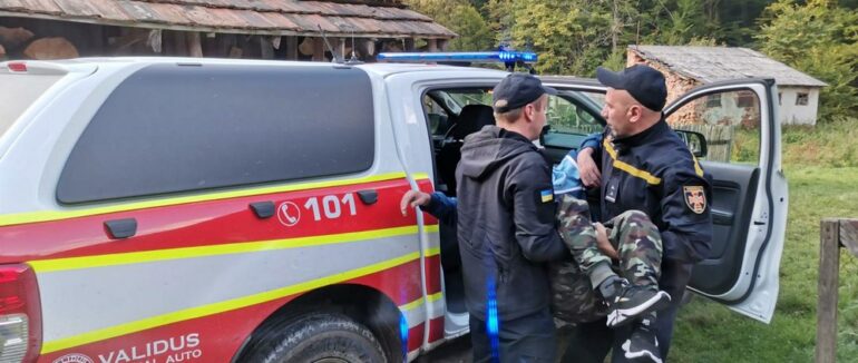 Закарпатські рятувальники допомогли лікарям транспортувати хворого чоловіка