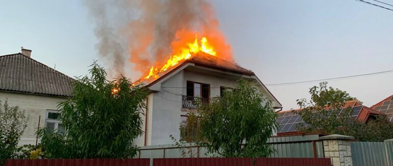 В Мукачівському районі вогнеборці кілька годин гасили пожежу в житловому будинку
