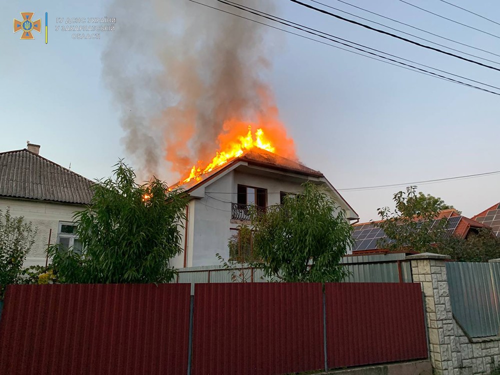В Мукачівському районі вогнеборці кілька годин гасили пожежу в житловому будинку