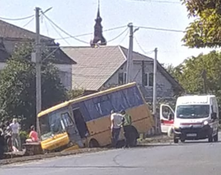 Автопригода на Ужгородщині: у кювет потрапив пасажирський автобус