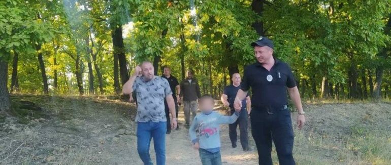 На Берегівщині загубився 12-річний хлопчик: на щастя, дитину відшукали і передали вже батькам