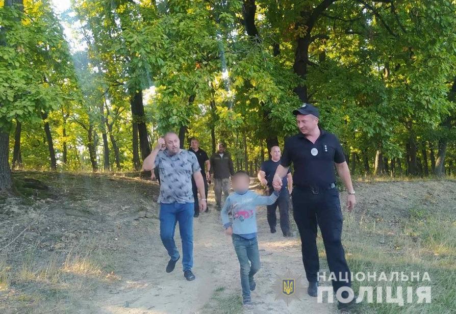 На Берегівщині загубився 12-річний хлопчик: на щастя, дитину відшукали і передали вже батькам