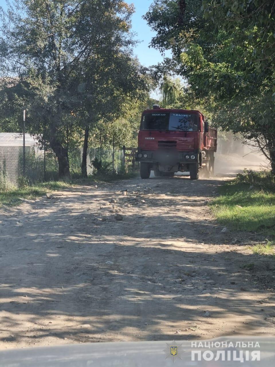 Незаконний видобуток піщано-гравійної суміші: поліцейські Тячівщині відкрили провадження