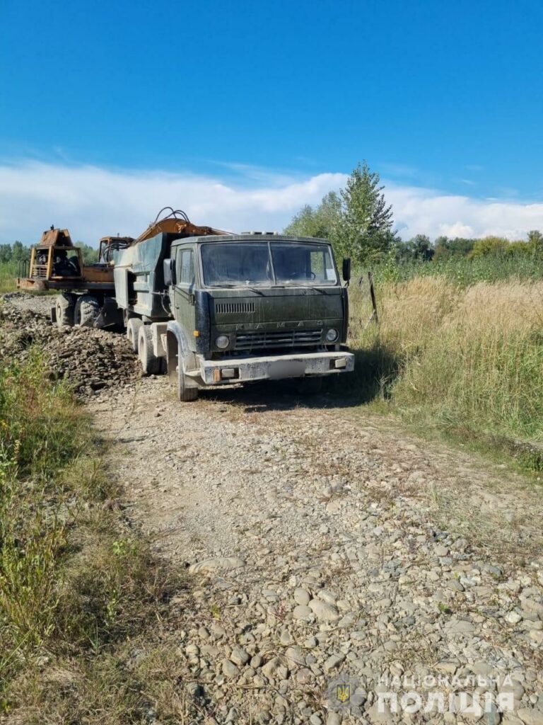 Тячів, поліція, незаконно, видобуток, піщано-гравійна суміш, кримінальне провадження