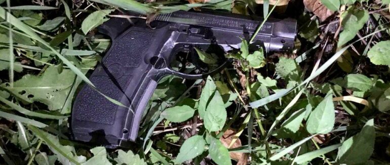 Розмалював авто подружжя, стріляв у чоловіка та вдарив жінку в обличчя: що відбувалося в Берегові  вчора ввечері