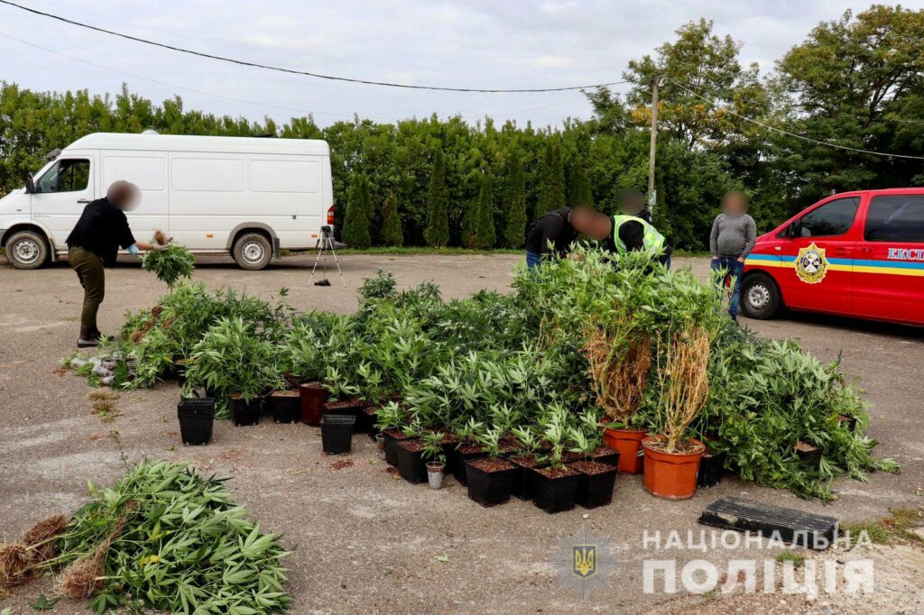 Виноградівщина, поліція, обшук, підземна лабораторія, наркоторгівля, наркотики, організатор