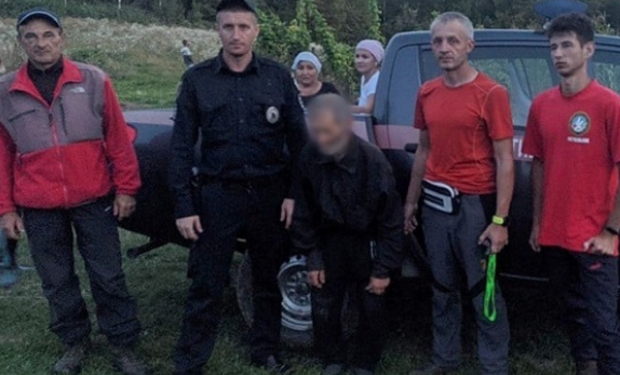 На Хустщині шукали чоловіка, який чотири доби блукав у лісі