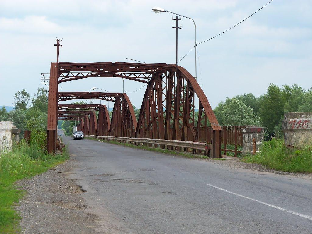На Хустщині хлопець невдало стрибнув з мосту і травмувався
